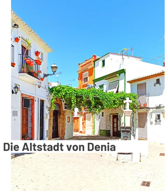 Typische spanische Gasse in der Altstadt von Denia mit gemütlichen Tapas-Bars und Restaurants