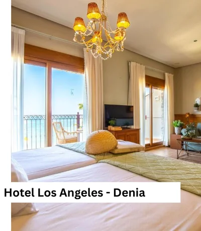 Hotelterrasse des Hotel Los Angeles Denia direkt am Sandstrand von Las Marinas