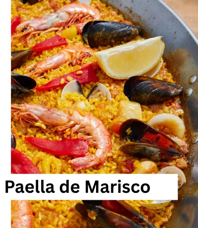 Authentische spanische Paella de Marisco mit Gambas und Muscheln an der Costa Blanca