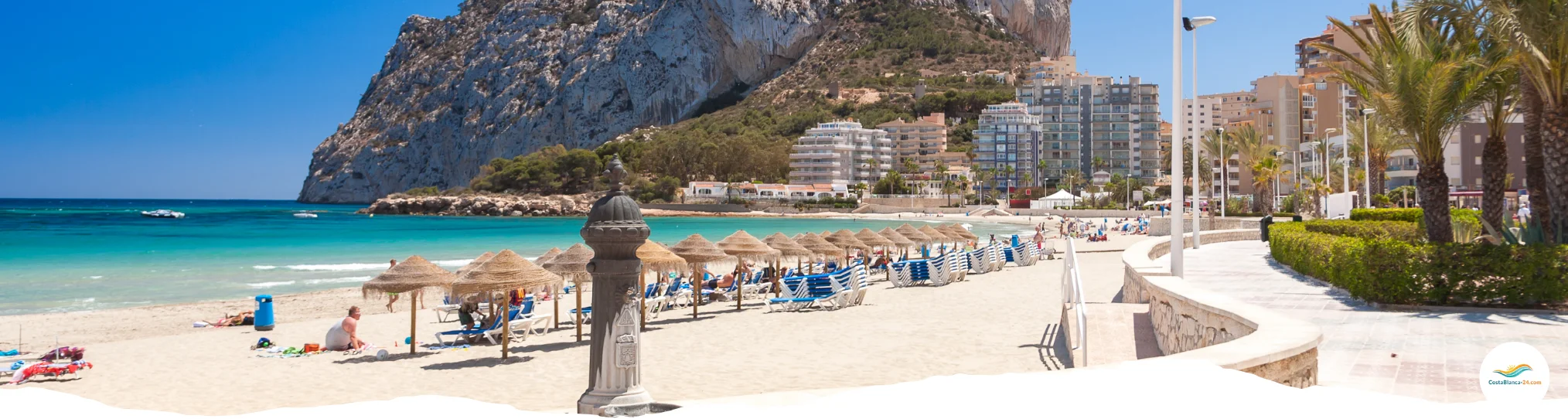 Urlaubsort Calpe and der Costa Blanca auf der Promenade direkt am Meer