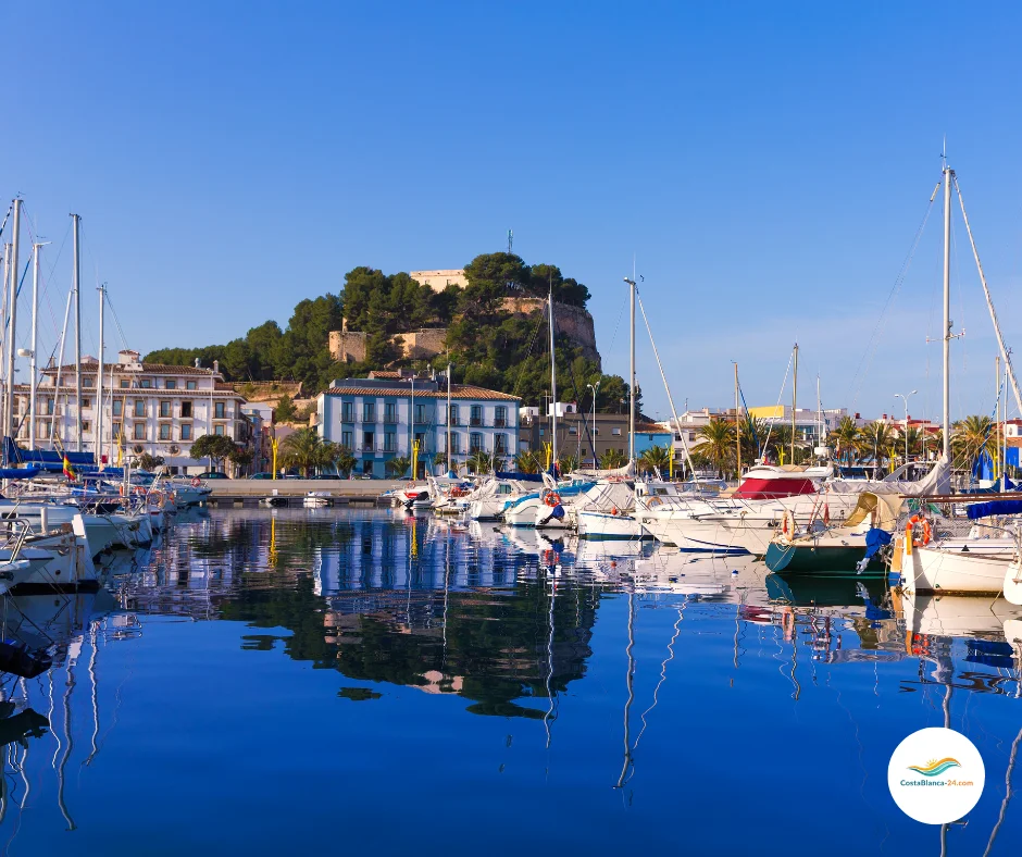 Die Stadt Denia Blick vom Hafen uf die Burg und Altstadt