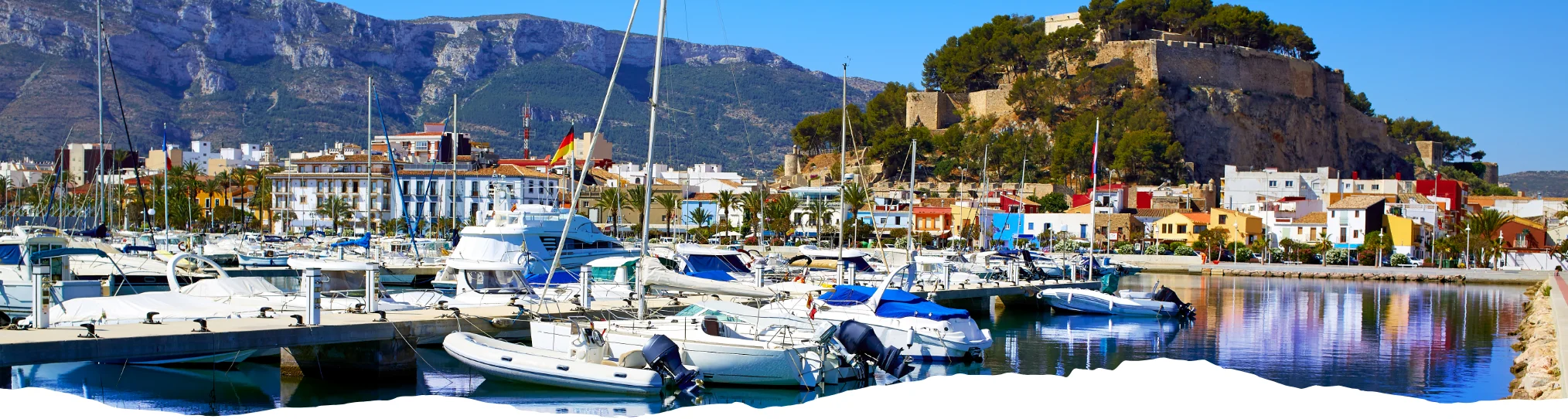 Denia mit blick vom Hafen auf die Altstadt mit Hotels und die Burg
