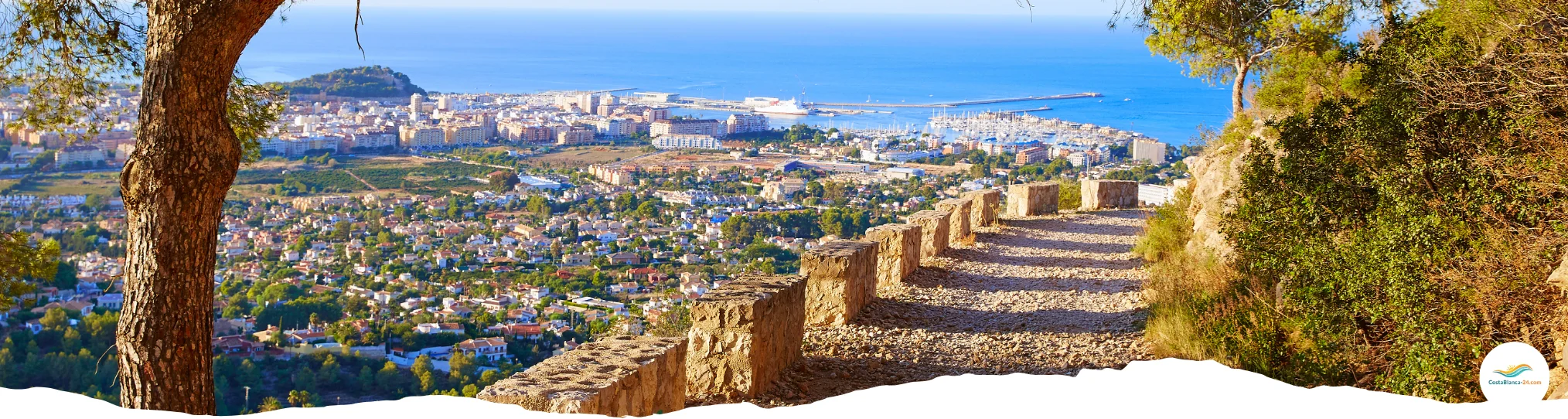 Wanderweg am Montgo mit Sicht auf die Stadt Denia