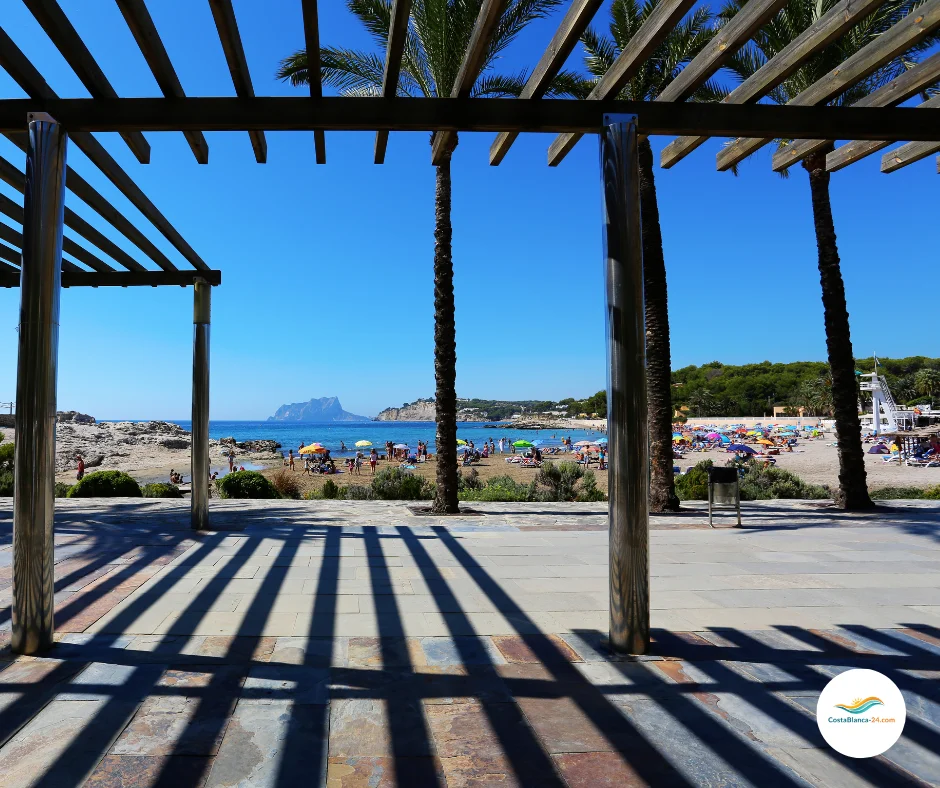 Sandstrand in Moraira Spanien an der Costa Blanca