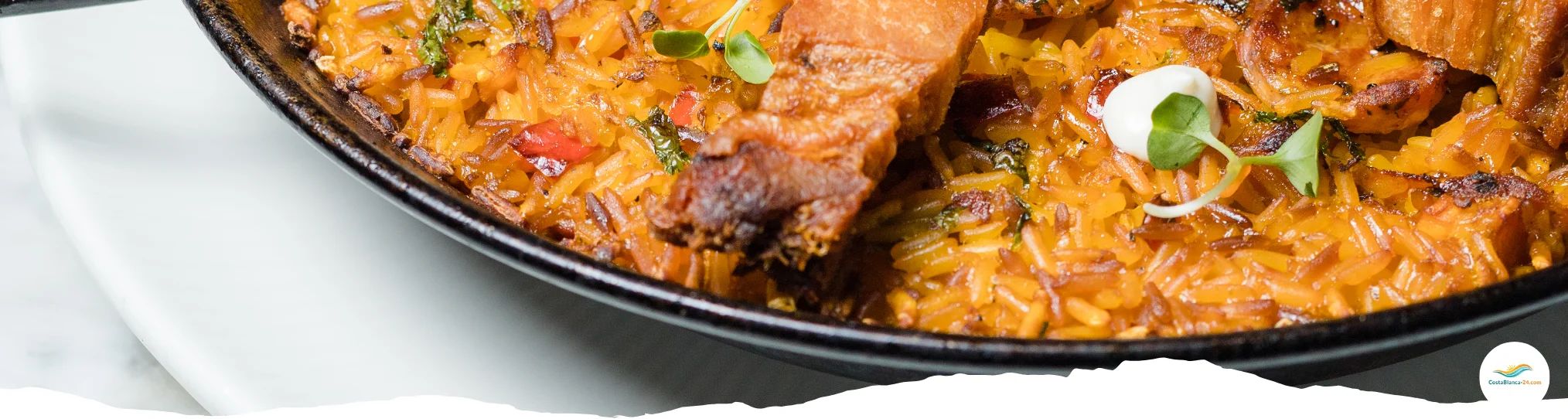 Leckere Paella Mixta auf dem Tisch